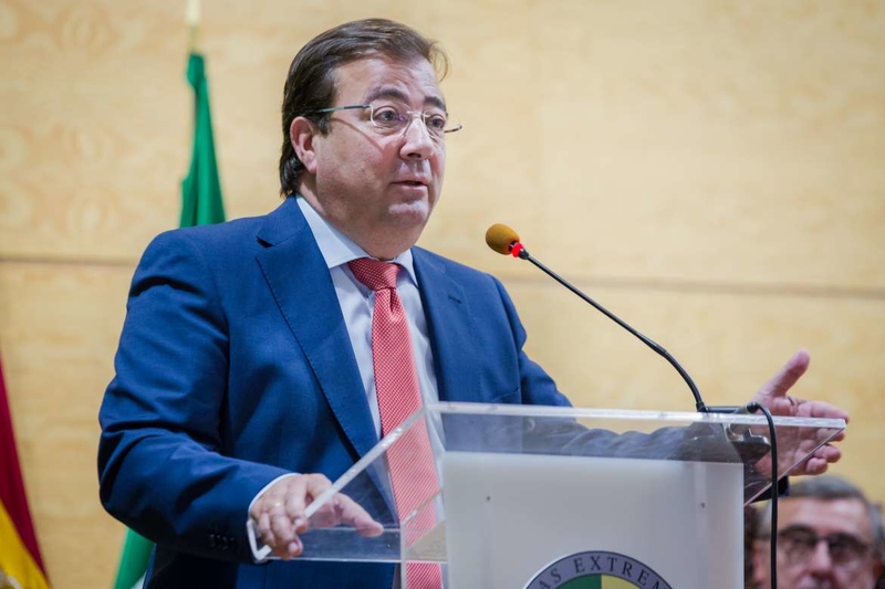 El presidente extremeño afirma que la Universidad de Extremadura ha sido pieza fundamental en el progreso de la región