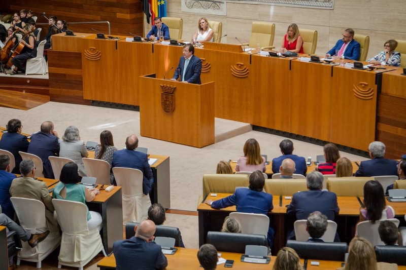 Vara plantea una amplia reivindicación ante el Gobierno de España en el discurso institucional del Día de Extremadura