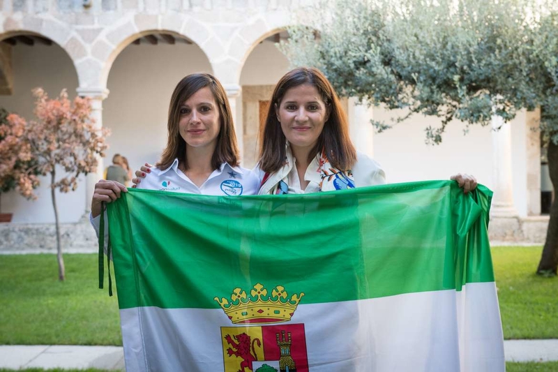 Gil Rosiña entrega la bandera de Extremadura a la participante extremeña en el Reto Pelayo Vida Andes 2019