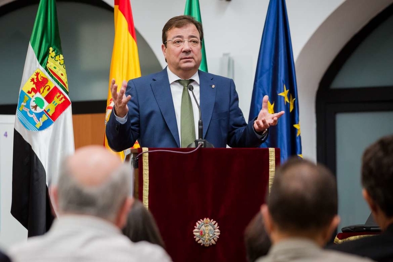 Fernández Vara aboga por una fiscalidad justa para lograr una democracia libre y de progreso
