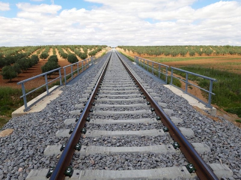 Comienzan a circular trenes por las nuevas vías del tramo Llerena-Usagre que supondrán una reducción de 25 minutos entre Cáceres y Sevilla