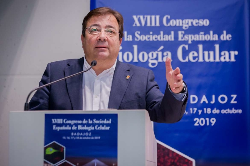 Fernández Vara destaca la importancia de los medicamentos biológicos en la medicina actual
