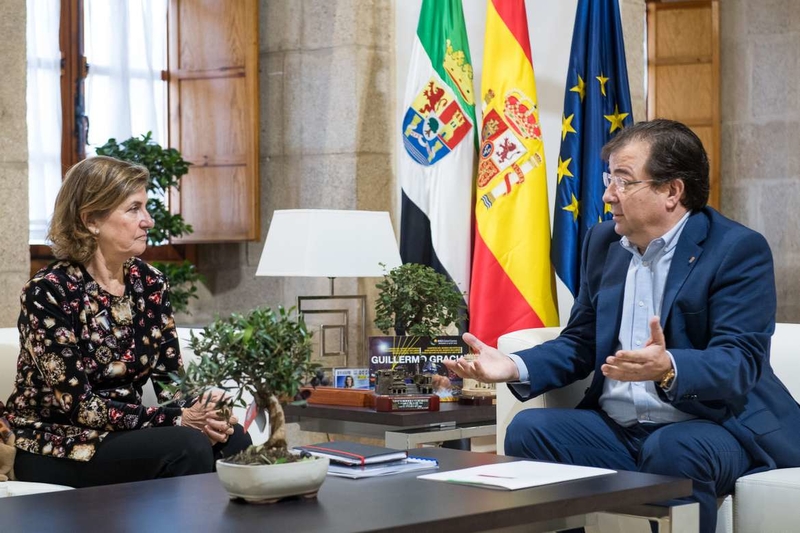 El presidente de la Junta se reúne en Mérida con directivos de la Fundación Caja Extremadura