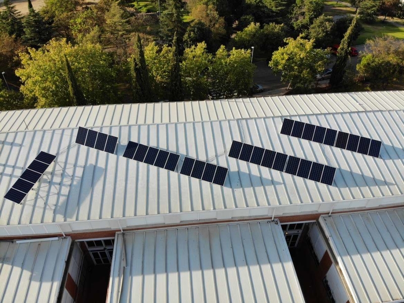 La Junta instala paneles fotovoltaicos en varios edificios públicos para fomentar el autoconsumo