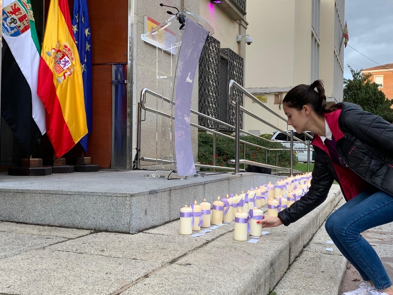 Una vela por cada una de las 52 mujeres asesinadas este año