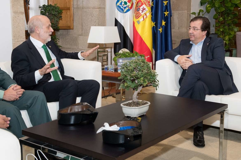 Fernández Vara se reúne con el director de la Guardia Civil   