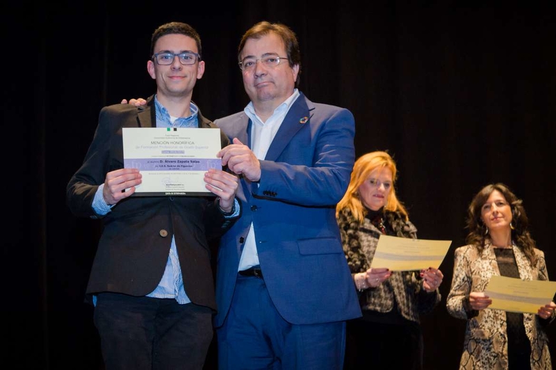 El presidente de la Junta destaca el esfuerzo y la excelencia académica de los alumnos galardonados con los Premios Extraordinarios de Educación