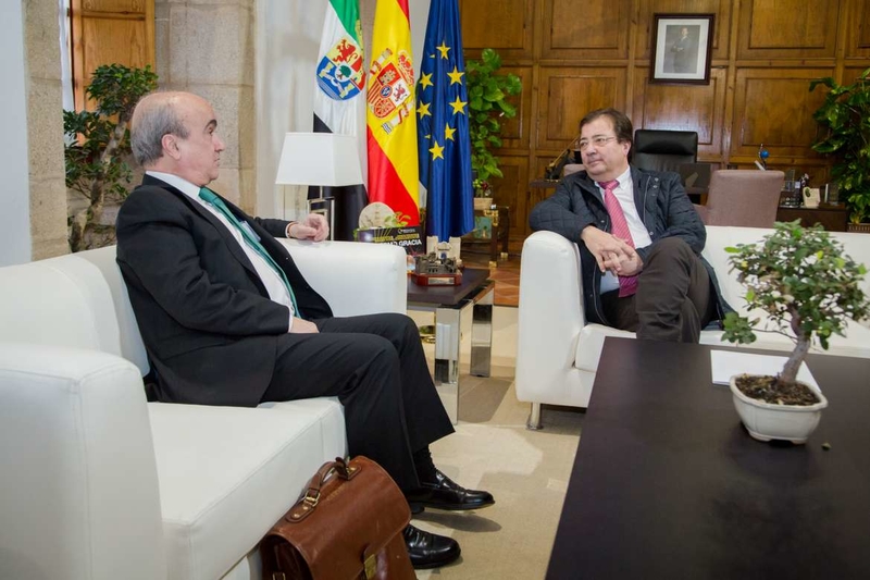 El presidente de la Junta de Extremadura se reúne con el secretario general de la Organización de Estados Iberoamericanos 