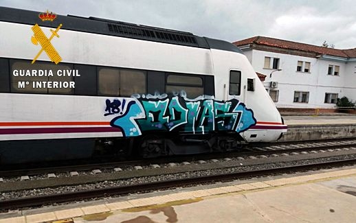 La Guardia Civil detiene a un joven por realizar ''Graffitis'' en vagones de las estaciones 