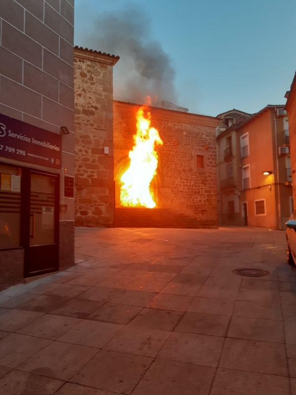 Un incendio en la iglesia de San Martín de Plasencia provoca daños en la puerta y el artesonado del interior