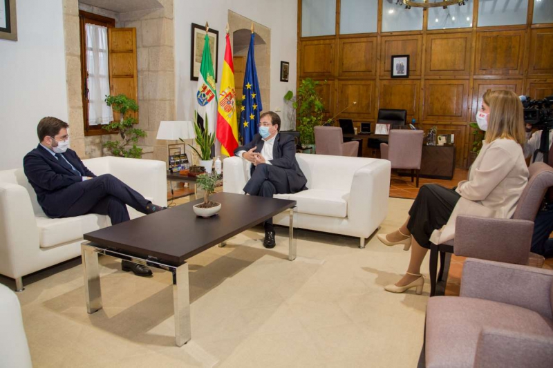 El presidente de la Junta de Extremadura se reúne con el secretario de Estado de la España Global, Manuel Muñiz   