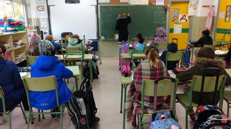 La Junta envía a los centros aclaraciones sobre la ventilación de las aulas en invierno para que el alumnado no pase frío