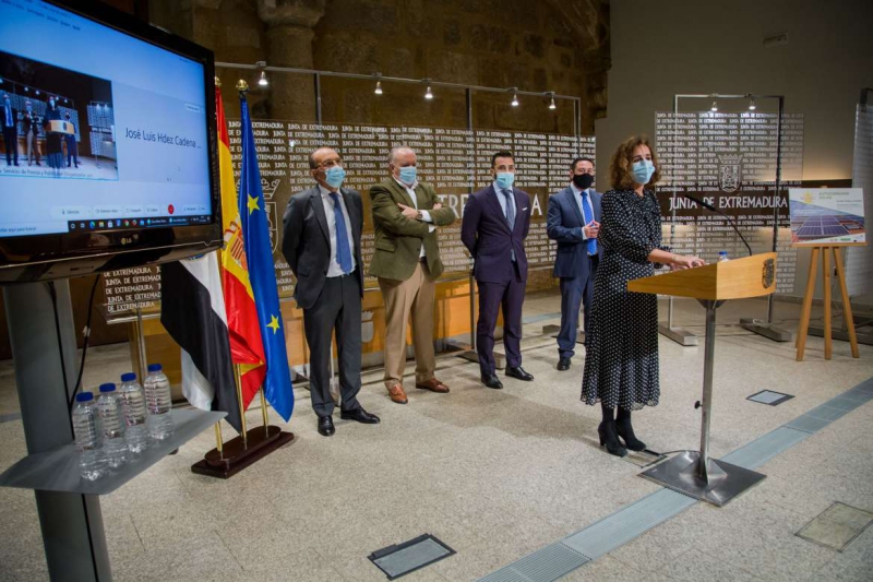 Presentado el acuerdo suscrito con entidades bancarias para el fomento del autoconsumo eléctrico en Extremadura