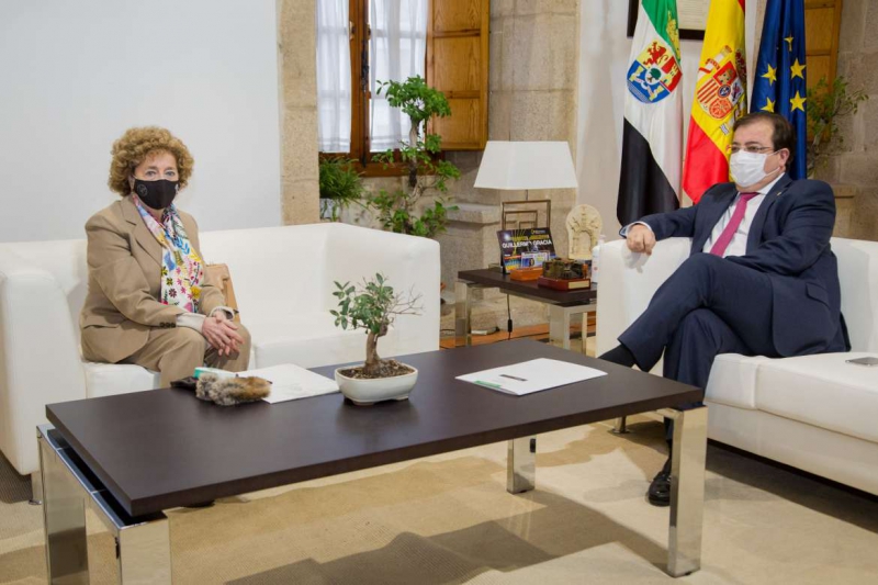 Fernández Vara se entrevista con la directora de la Real Academia de Extremadura, María del Mar Lozano