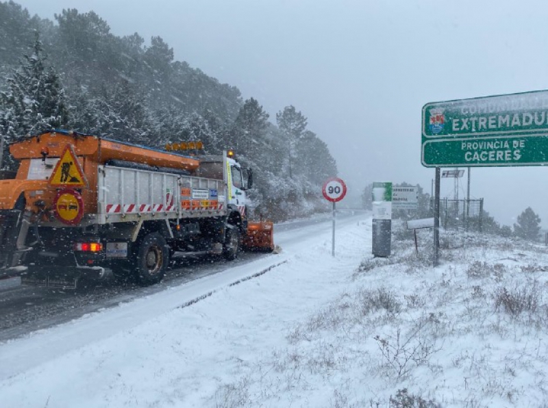 El operativo de la Junta de Extremadura retira nieve en 156 kilómetros de carreteras y arroja 100 toneladas de sal