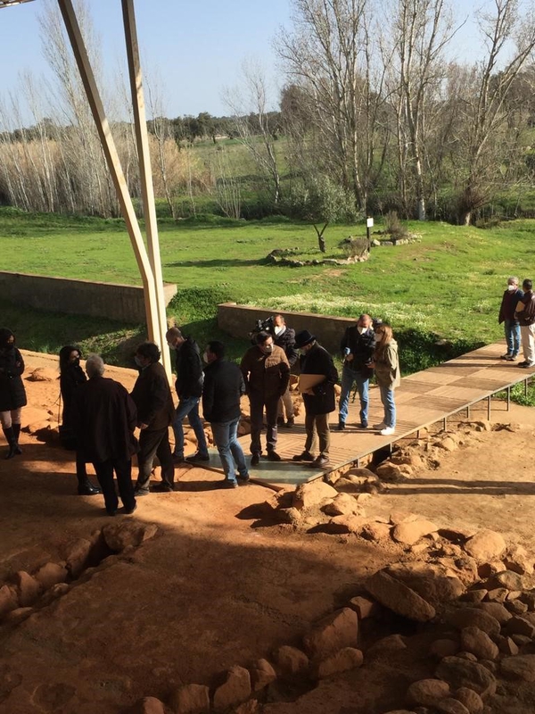 Responsables de la Junta de Extremadura visitan las obras de mejora acometidas en el Centro de Interpretación de Cancho Roano