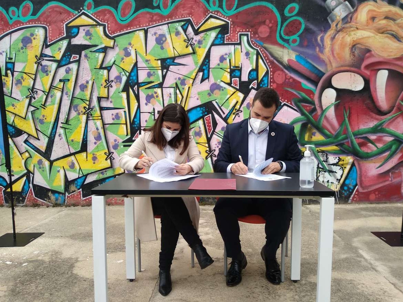 Isabel Gil Rosiña y Luis Salaya firman el convenio por el que se gestionará conjuntamente el Espacio para la Creación Joven de Cáceres