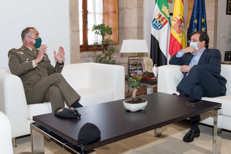Vara se reúne con el general jefe de la Brigada Extremadura XI de Bótoa
