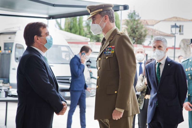 Fernández Vara acompaña al rey Felipe VI en su visita al puesto de la Guardia Civil de Valencia de Alcántara