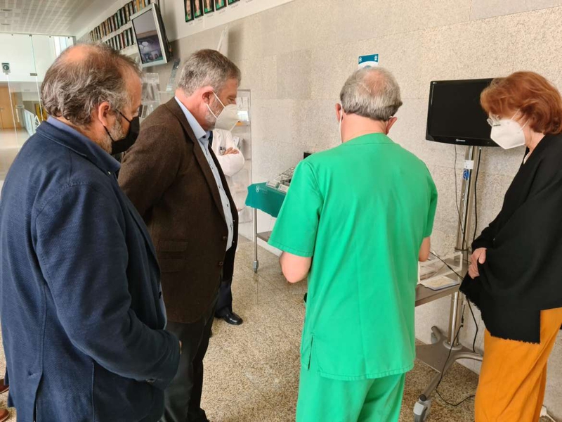 Rafael España acompaña al embajador de Alemania durante la visita al Centro de Cirugía de Mínima Invasión Jesús Usón