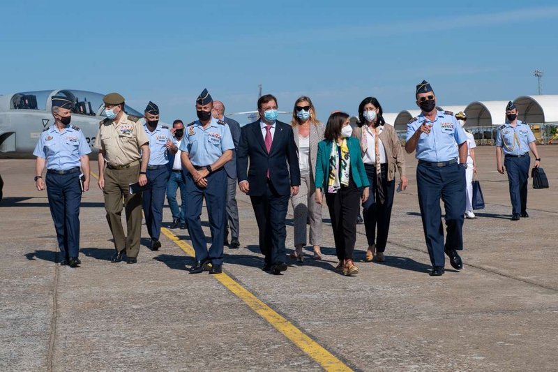 Fernández Vara visita junto a la ministra Margarita Robles la Base Aérea de Talavera la Real