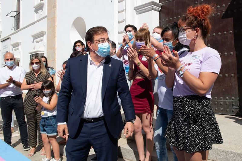 Fernández Vara asiste en Mérida a la recepción de la bandera Trans por la Asamblea de Extremadura