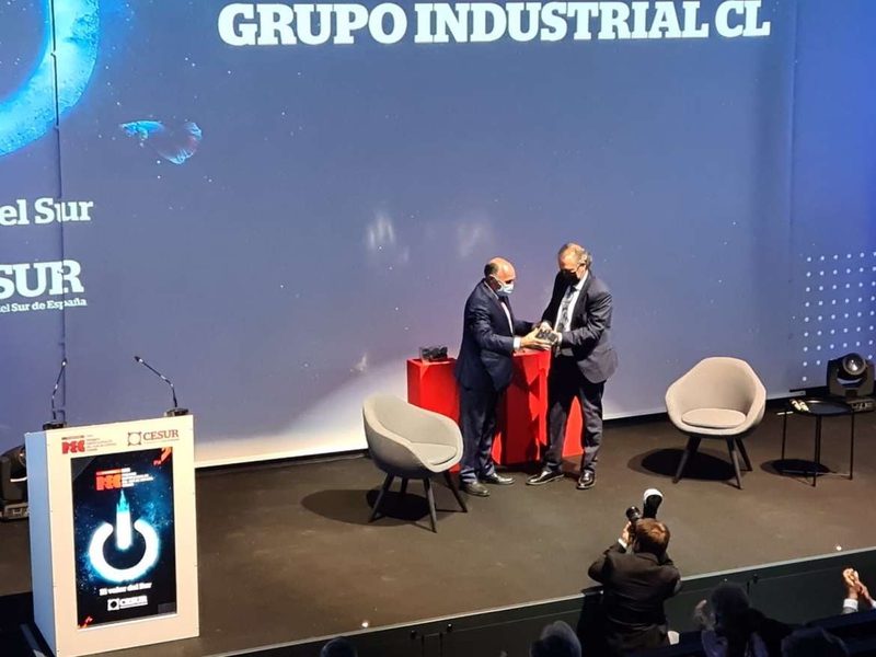 Rafael España entrega el premio CESUR como mejor Empresa Embajadora al Grupo Industrial Cristian Lay