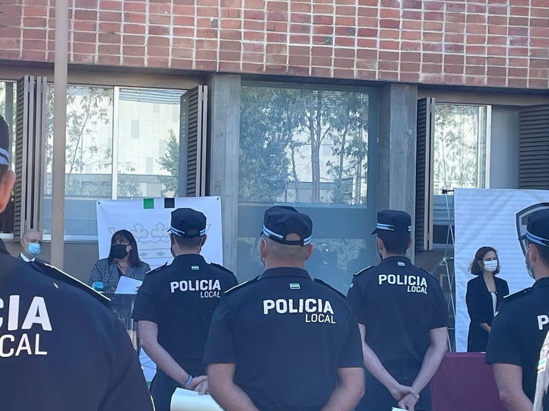 Begoña García destaca la importancia de la Policía Local en la entrega de nuevos despachos