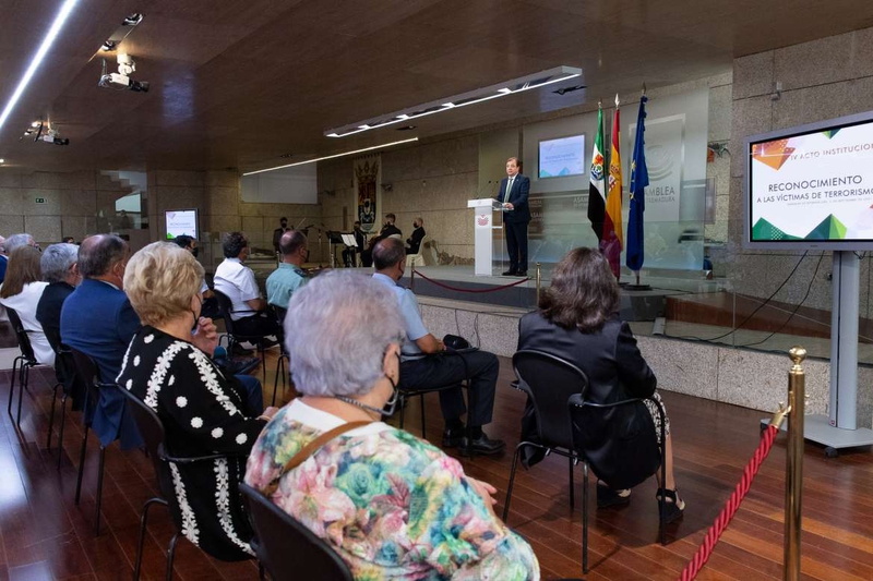 El presidente de la Junta de Extremadura interpela al conjunto de la sociedad para preservar la memoria de las víctimas del terrorismo