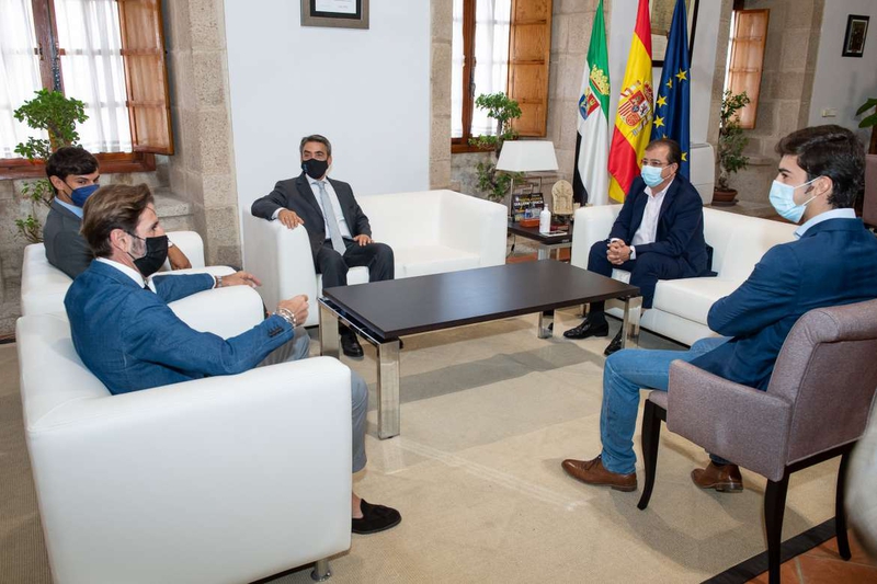 El presidente de la Junta de Extremadura se reúne con los novilleros Manuel Perera y Carlos Domínguez