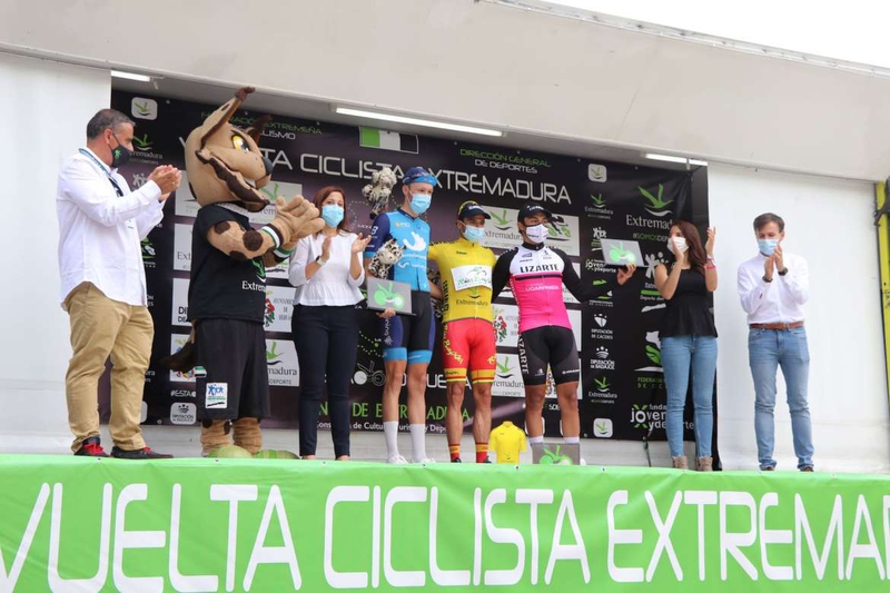 Nuria Flores asiste a la llegada de la etapa final de la Vuelta Extremadura en Hervás