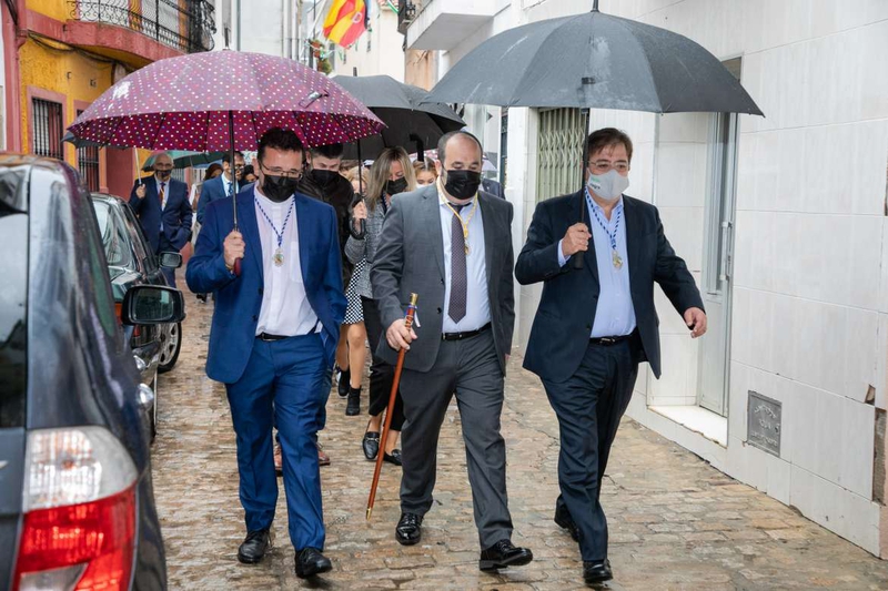 Fernández Vara asiste en Alcuéscar a la misa en honor a la Virgen del Rosario