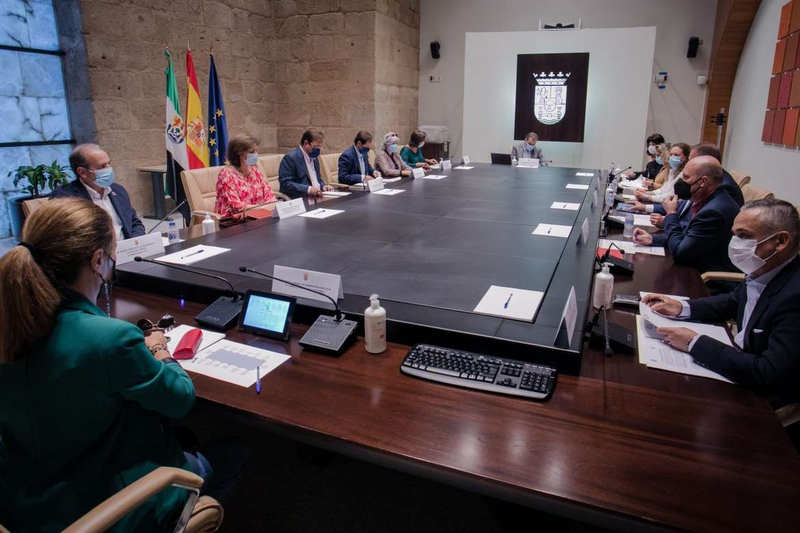 Guillermo Fernández Vara preside la reunión anual del Consejo de Capitalidad de Mérida