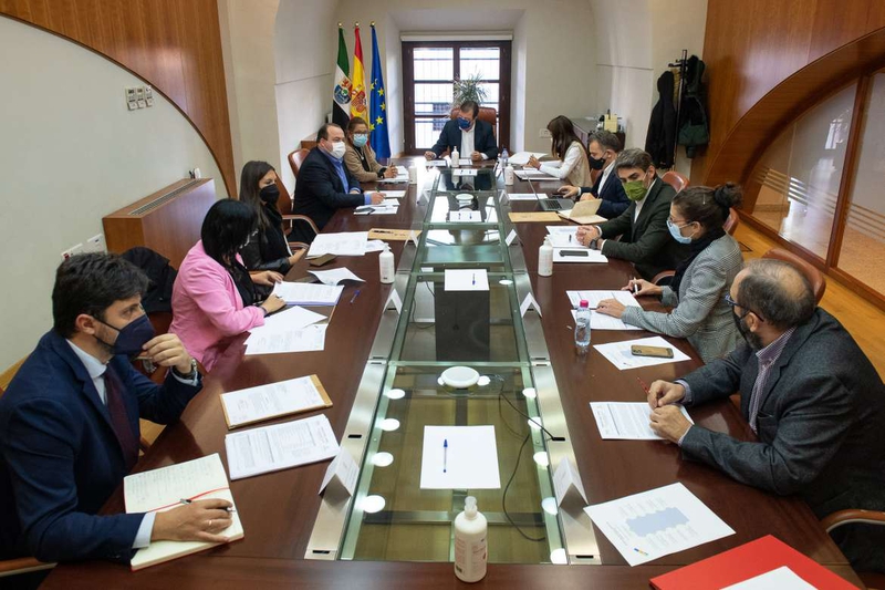 Fernández Vara preside la reunión del Patronato de la Fundación Jóvenes y Deporte