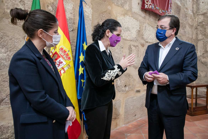 El presidente de la Junta recibe el premio CERMI por la atención específica de la Administración a mujeres con discapacidad víctimas de violencia