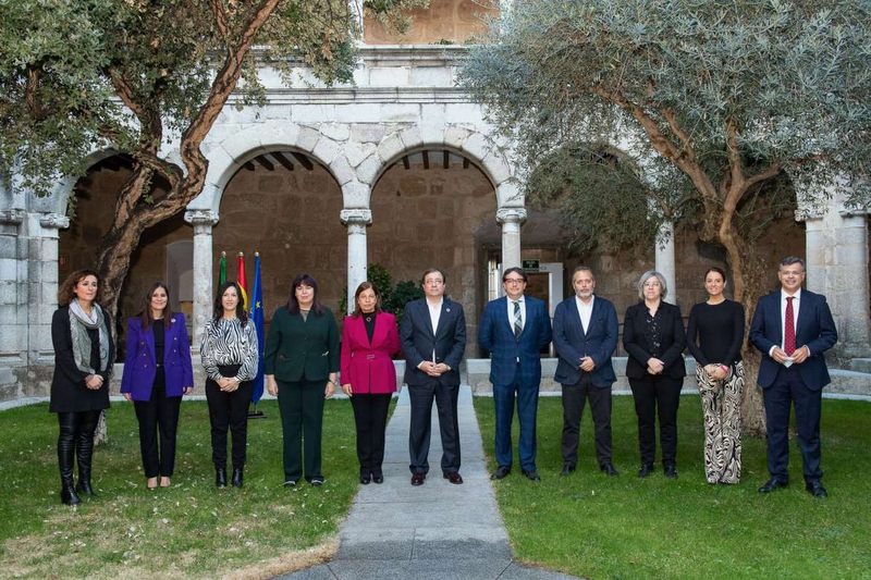 El nuevo portavoz de la Junta de Extremadura y la consejera de Igualdad y Cooperación al Desarrollo toman posesión de sus cargos