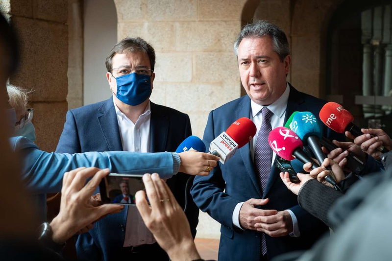 El presidente de la Junta se reúne con el ex alcalde de Sevilla, Juan Espadas   