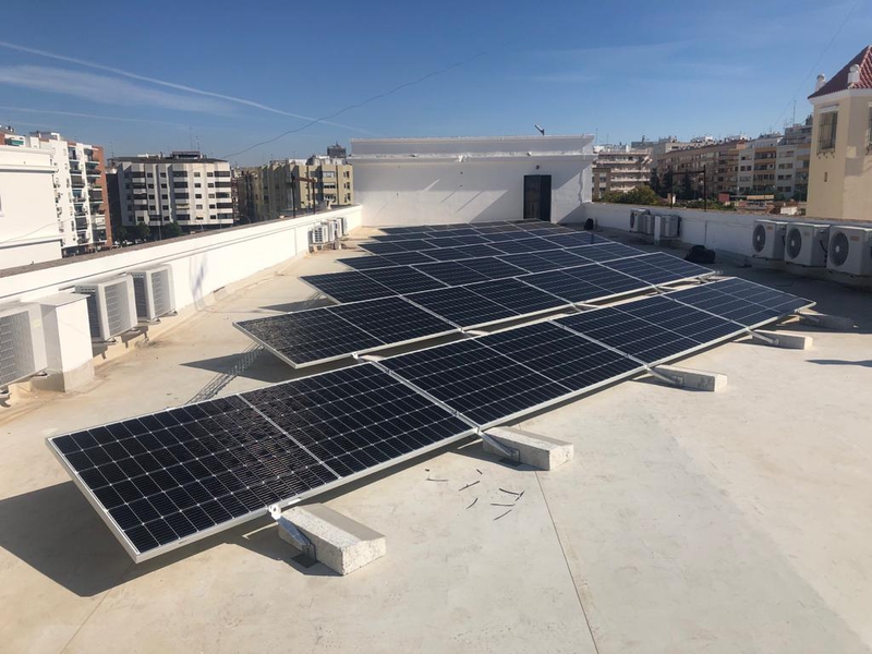 La energía solar es una fuente de energía renovable, gratuita e ilimitada de la que en Extremadura disfrutamos a raudales 