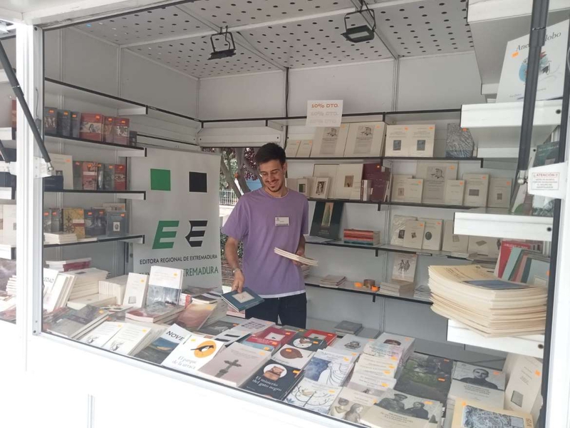 Luis Sáez destaca la importancia de la presencia de la Editora de Extremadura en las Ferias del Libro 