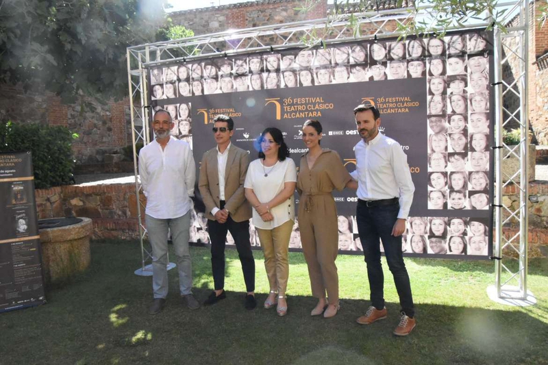 La consejera de Cultura subraya la trayectoria y la propuesta artística del Festival de Teatro Clásico de Alcántara