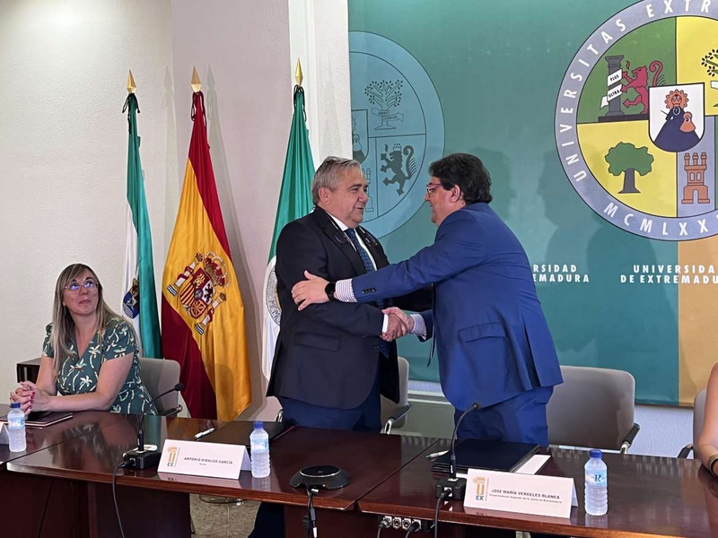 Junta y Universidad de Extremadura firman un convenio por el que se crea el Curso de Experto en Accesibilidad Universal