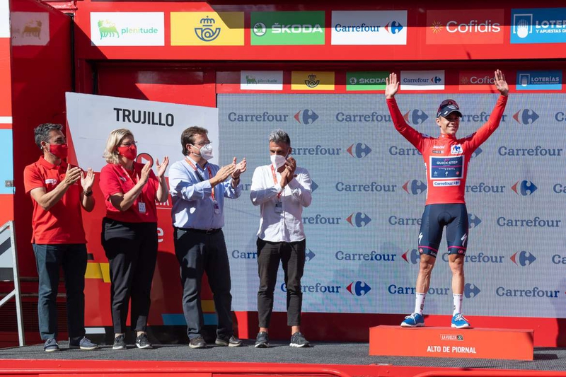 Fernández Vara asiste en Piornal a la llegada de la decimoctava etapa de la Vuelta Ciclista a España