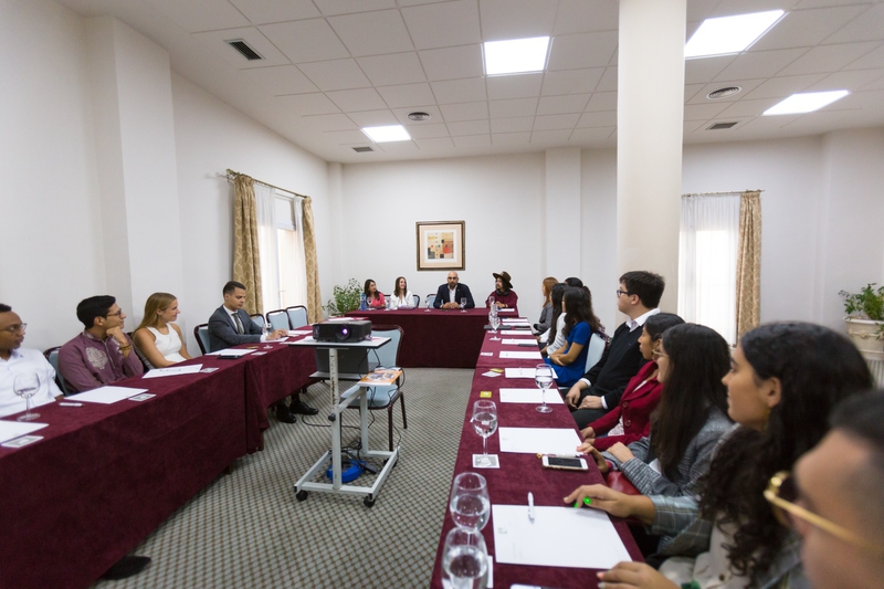 El director de la AEXCID recibe a jóvenes participantes del programa de ''Jóvenes Constructores de Paz''