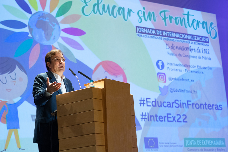 Fernández Vara destaca la importancia de la educación para entender un mundo en constante cambio 