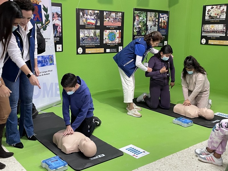 Casi 700 escolares y docentes aprenderán técnicas de primeros auxilios con el programa Fórmate para salvar vidas