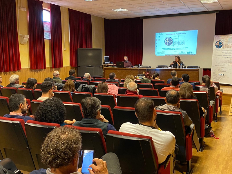 La directora general de Urbanismo presenta en Plasencia la herramienta PLANEA para simplificar la redaccin de planes urbansticos 