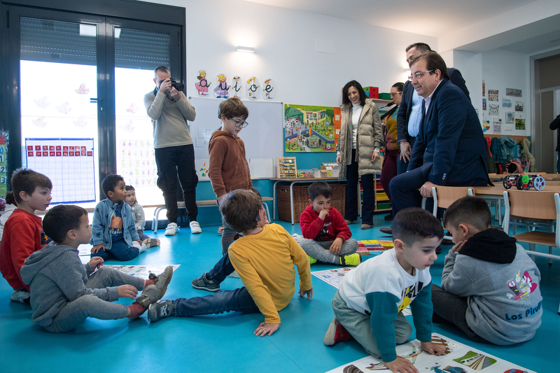 El presidente de la Junta visita en Barbaño las nuevas instalaciones del CEIP 