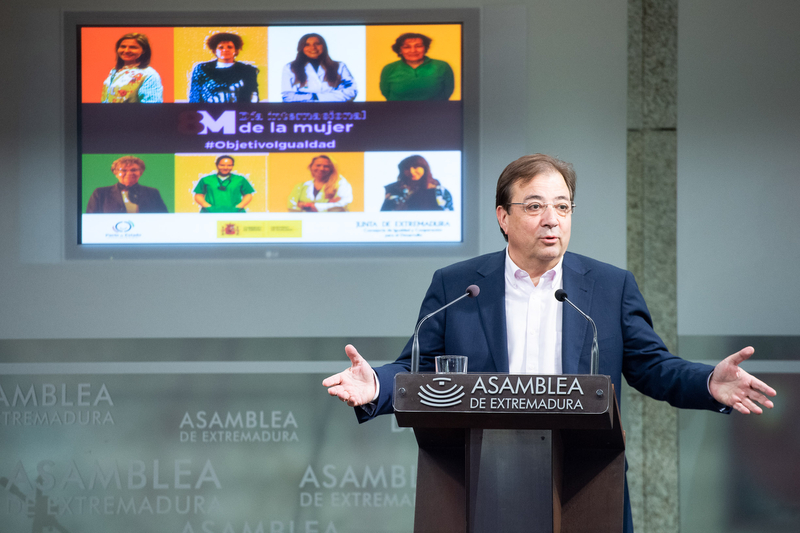 Fernández Vara reivindica el papel determinante de las mujeres para el progreso de Extremadura