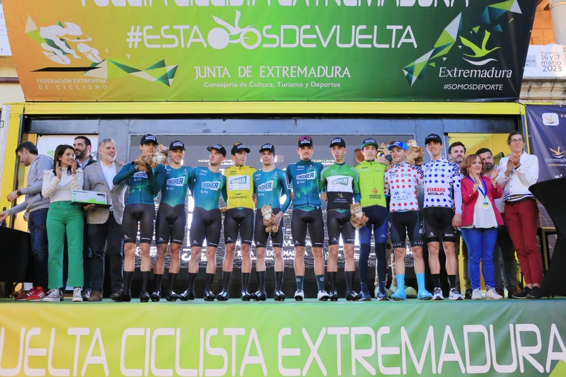 Nuria Flores asiste a la primera etapa de la Vuelta a Extremadura Masculina