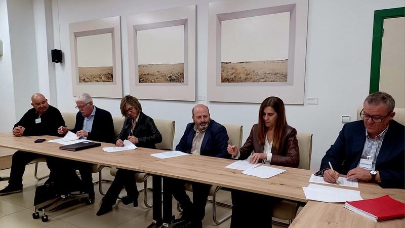 La Junta, CTAEX, CICYTEX, OITAB y CETARSA firman un protocolo para transformar el cultivo del cáñamo en Extremadura